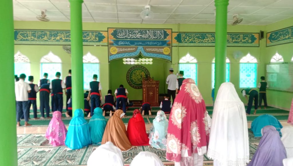 Pelaksanaan Salat Zuhur Berjamaah di Masjid At-Taqwa MTsN 2 OI